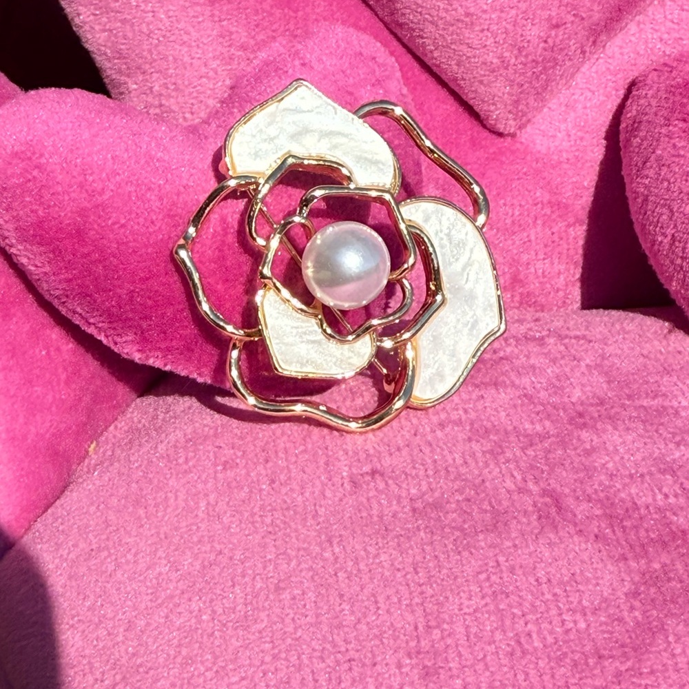 NWT! Camila Rose Elegant Gold and White Pearl Flower Brooch